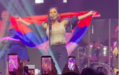 CECA SE OGRNULA SRPSKOM ZASTAVOM NA KONCERTU Gost iznenađenja napravio haos! (VIDEO)