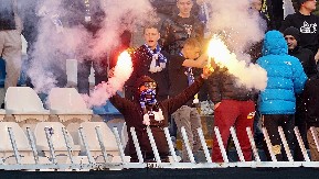 TROJE UHAPŠENO POSLE HAOSA NA MEČU PAZAR – ZVEZDA Pretučen muškarac, povređeni policajci