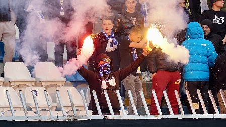 TROJE UHAPŠENO POSLE HAOSA NA MEČU PAZAR – ZVEZDA Pretučen muškarac, povređeni policajci