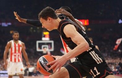 ISPLIVAO SNIMAK SA UTAKMICE Bilo je vatreno u Areni: Lučić "u klinču" sa navijačima Zvezde