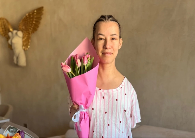 DEVOJKA SA KRILIMA IZAŠLA IZ BOLNICE Nakon gubitka bebe: "Još sam otečena od lekova"