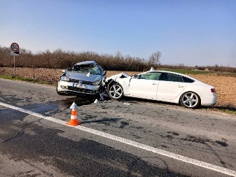 AUTOMOBILI SMRSKANI DO NEPREPOZNATLJIVOSTI Prve fotografije nesreće kod Šapca u kojoj su poginule majka i ćerka
