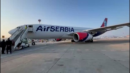 POLETEO AVION ER SRBIJE IZ DUBAIJA ZA BEOGRAD! U njemu 267 naših građana, među njima i 10 BEBA