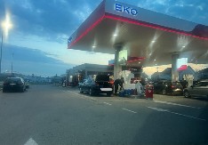 HAOS NA PUMPAMA U CRNOJ GORI Zbog straha od nestašice gorivo se sipa i u rezrvoare i u bidone