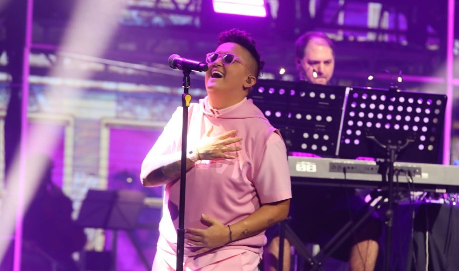 POZNATI NA KONCERTU MARIJE ŠERIFOVIĆ Aleksandra Prijović sa dekolteom, a Miškovićeva snajka u vatrenom izdanju!