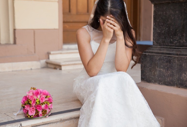 Mlada na slikama sa svadbe videla nepoznatu ženu: Zamalo da se šlogira kad je saznala ko je ona!