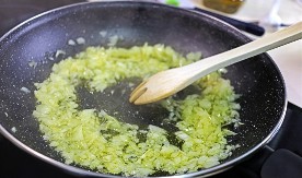 Kuhinja ne smrdi posle prženja, a ukus jela bude 100 puta bolji: Ovako iskusne domaćice dinstaju luk, tajna je u 2 sastojka