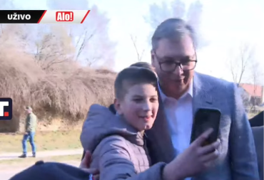 DEČICA SE GURALA DA SE SLIKAJU SA PREDSEDNIKOM! Predivan gest mališana iz Crvenke  