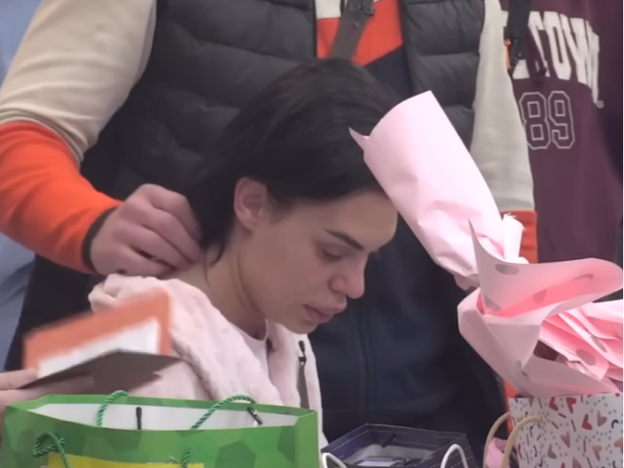 "NEĆE MAMA ŽIVETI..." Mina Vrbaški grca u suzama zbog pisma koje joj je hitno stiglo u Elitu, evo šta se dešava sa njenom porodicom! (FOTO)