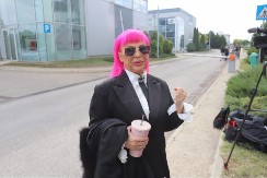 ZORICA BRUNCLIK SAMO JEDNOM OTKRILA ŠTA JOJ JE URADILA LEPA BRENA Godinama se pričalo o njihovom estradnom sukobu, vreme je da javnost sazna