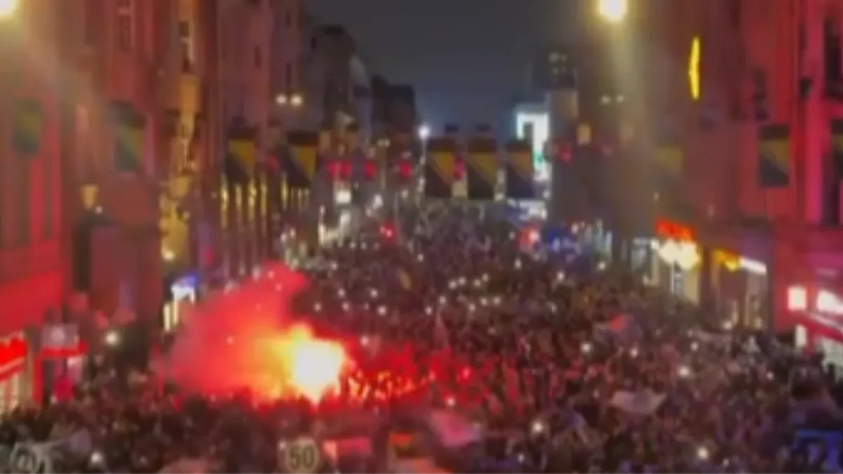 SARAJEVOM SE ORI PESMA HALIDA BEŠLIĆA Haos na ulicama, pevačev sin puca od ponosa! (VIDEO)