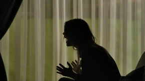 OVOJ ŽENI SE DESILO NEŠTO NEZAMISLIVO Čudna buka joj nije dala mira - podigla je daske i usledio je ŠOK (VIDEO)