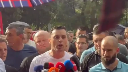 NE SAVIJA KIČMU: Direktor škole u Plužinama odbio da koristi sporni logo „da je vječna“