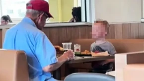 RASPLAKAĆE VAS! Dečak (3) prišao usamljenom dedi i uradio NAJLEPŠU stvar - scena slama srce! 