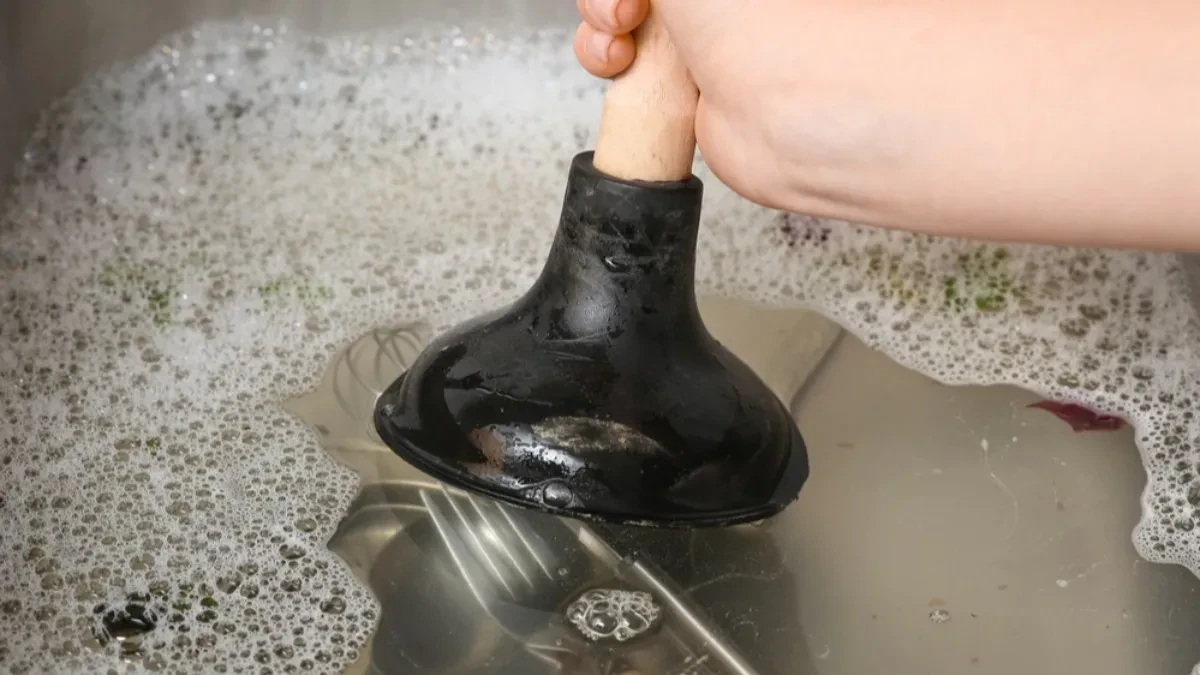 Razara masnoću u zapušenoj sudoperi: Zaboravite sirće i sodu bikarbonu, ovo stvarno radi