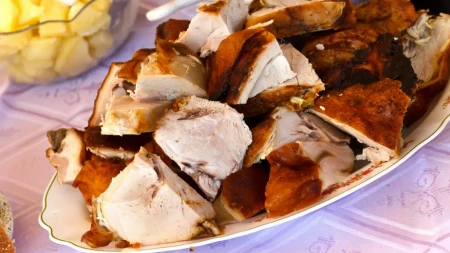 PAPRENE CENE PEČENJA ZA VASKRS: Kilo prasetine 2.600, jagnjetina još skuplja - evo šta će biti sa cenama jaja