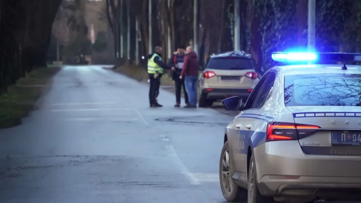 DIVLJAO U MERCEDESU 206 NA SAT Obilazio kolonu na punu liniju - stravičan snimak (VIDEO)