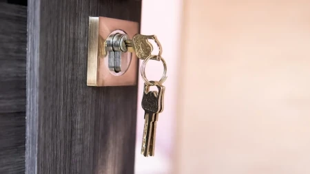 DA LI OSTAVLJATE KLJUČ U VRATIMA TOKOM NOĆI? Stručnjak za bezbednost tvrdi: "Pravite veliku grešku"