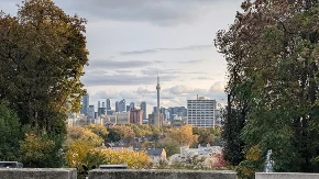 Toranj koji se njiše kada duva jak vetar, u njega svake godine "udari grom" do 80 puta, a turisti ga obožavaju