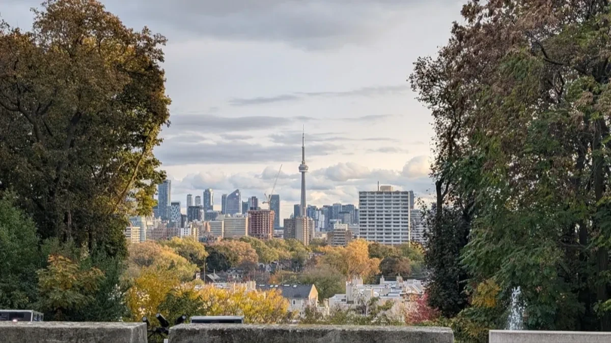 Toranj koji se njiše kada duva jak vetar, u njega svake godine "udari grom" do 80 puta, a turisti ga obožavaju