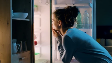 UMIRETE OD GLADI UVEČE, A ŽELITE DA SMRŠATE? Nutricionista savetuje: "3 namirnice je dobro jesti pre spavanja"