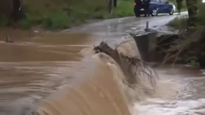 UŽASAN POTOP U GRČKOJ Atina je paralisana - letovalište POD VODOM! TORNADO PREVRTAO KAMIONE