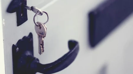 STRUČNJACI UPOZORAVAJU: Ova navika vas može skupo koštati – odmah izvadite ključ iz brave!