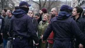 KOLEKTIVNA ŠIZOFRENIJA BLOKADERA I OPOZICIJE: Pevaju i vesele se u blizini mesta pogibije studentkinje