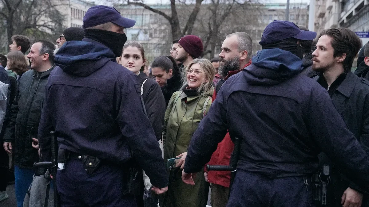 KOLEKTIVNA ŠIZOFRENIJA BLOKADERA I OPOZICIJE: Pevaju i vesele se u blizini mesta pogibije studentkinje