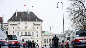 POLICIJA U BEČU ŽESTOKO RASTURILA BLOKADERE: Aktivisti pravili barikade i drvenu kulu!