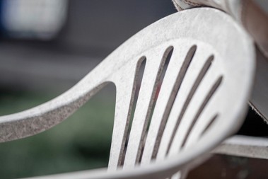 Kako da očistite i izbelite požutele plastične stolice: Postupak koji vraća stari sjaj za jedno popodne