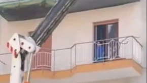 DVOJICA MRTVIH U PADU S KRANA Tragedija u Palermu, JEZIVI snimci sa mesta nesreće