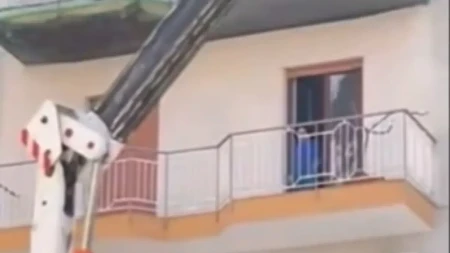 DVOJICA MRTVIH U PADU S KRANA Tragedija u Palermu, JEZIVI snimci sa mesta nesreće