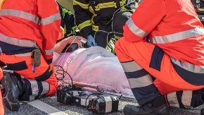 TINEJDŽERI PRETUKLI ČOVEKA PA URADILI SELFI KAD JE OSTAO BEZ SVESTI Hteo da spreči tuču pa postao meta brutalnog napada