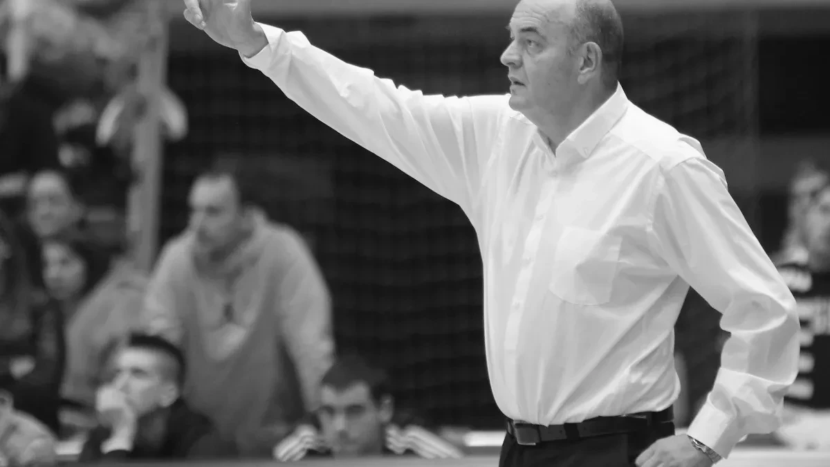 OMAŽ LEGENDI Košarkaši Partizana u majicama sa likom Vujoševića 