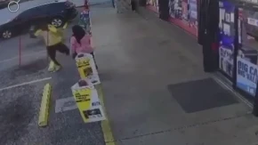 TRAMP OBJAVIO SNIMAK UBISTVA Muškarac prebio čekićem nasmrt majku dvoje dece