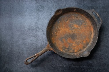 Rđa nije problem: Liveni tiganj bar može da se očisti, samo ispratite ovu jednostavnu metodu