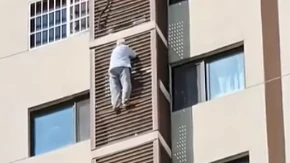 STARICA JE VISILA SA 27. SPRATA SOLITERA Jedva se držala rukama za šipke, vatrogasci su mogli da urade samo JEDNO (VIDEO)