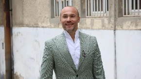 ACA SOFRONIJEVIĆ IZVEO SUPRUGU I ĆERKU TARU Ispred porodilišta napravio opštu pometnju!