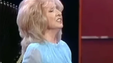 ČUVENA PEVAČICA OTPEVALA JE  "NA USKRS SAM SE RODILA", A ONDA SU JE SVI ZABORAVILI Porodičnu tragediju nikada nije prebolela