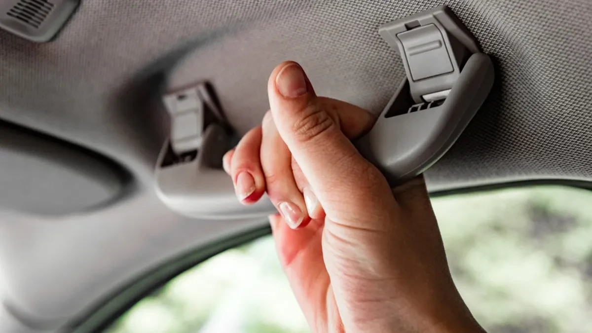 VOZAČI TEK SAD SHVATAJU ČEMU SLUŽI RUČKA IZNAD VRATA U AUTOMOBILU Iznenadićete se