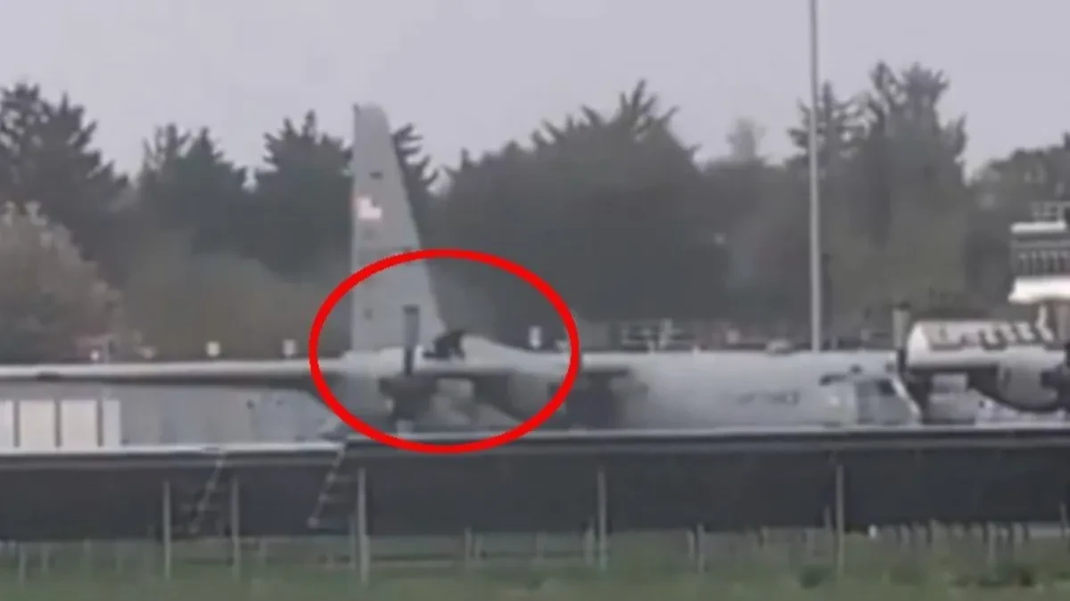 IRAC SEKIROM NAPAO AMERIČKI VOJNI AVION! Haos na aerodromu u Britaniji, C-130 neće skoro poleteti! (VIDEO)
