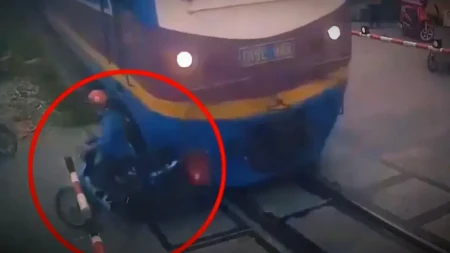 UŽAS NA PRUZI! Pričao na telefon i iskočio pred voz, snimak ledi krv u žilama! (VIDEO)