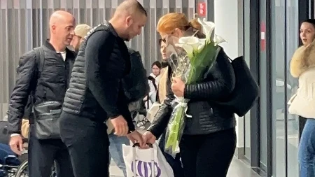 DOKTORKA JE REKLA: "POGLEDAJ U NEBO I PREKRSTI SE" Pevačici otkriven rak dojke: "U roku od nekoliko dana..."