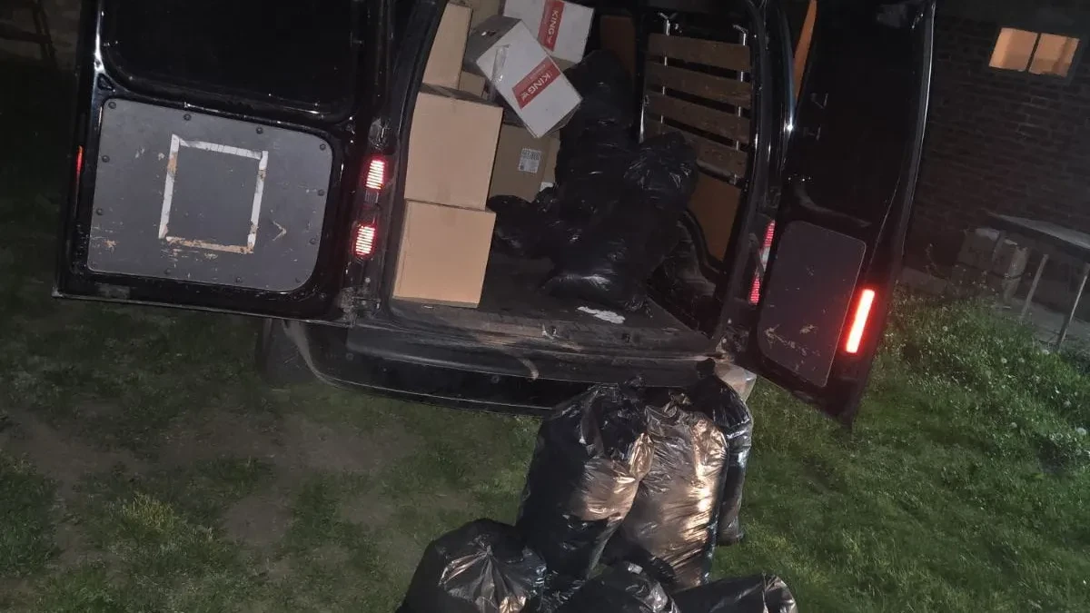 VELIKA AKCIJA POLICIJE U OBRENOVCU Zaplenjeno više od 20.000 paklica cigareta, majka i sin uhvaćeni na delu!