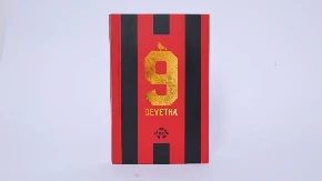 OBJAVLJEN ROMAN "DEVETKA" Priča o mentalnom zdravlju, zavisnosti i traumama u svetu fudbala