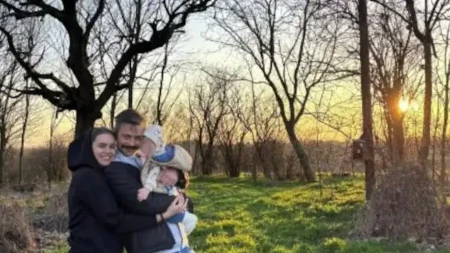 U 46. dobio sina i ne skida osmeh: Naš glumac blista pored 18 godina mlađe supruge - svi gledaju u njih