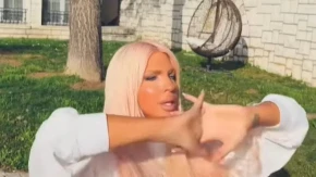 U DVORIŠTU KARLEUŠE USLIKAN POZNATI MUŠKARAC Fotografija sa Dedinja pokazala sa kim Jelenine ćerke provode vreme nakon odlaska Duška iz kuće