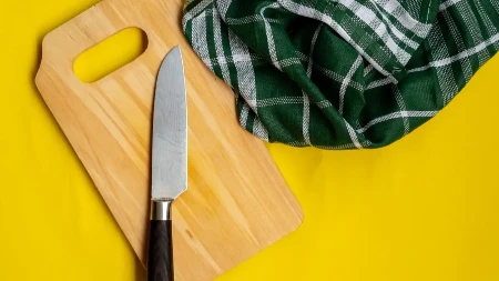 MNOGE DOMAĆICE OVO NE ZNAJU Rupa na daski za sečenje ima i jednu PRAKTIČNU svrhu 