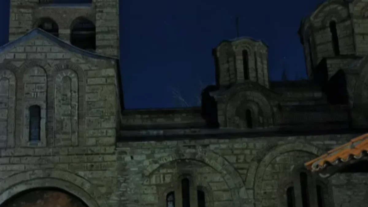 NAŠ PEVAČ U PRIZRENU Obišao srpsku svetinju, pokazao kako se čuva tradicija! 